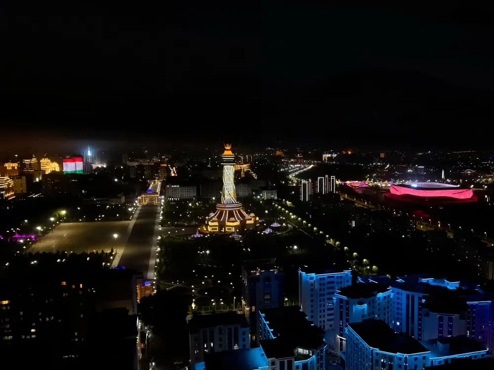 Атмосфера ресторана в вечернем свете