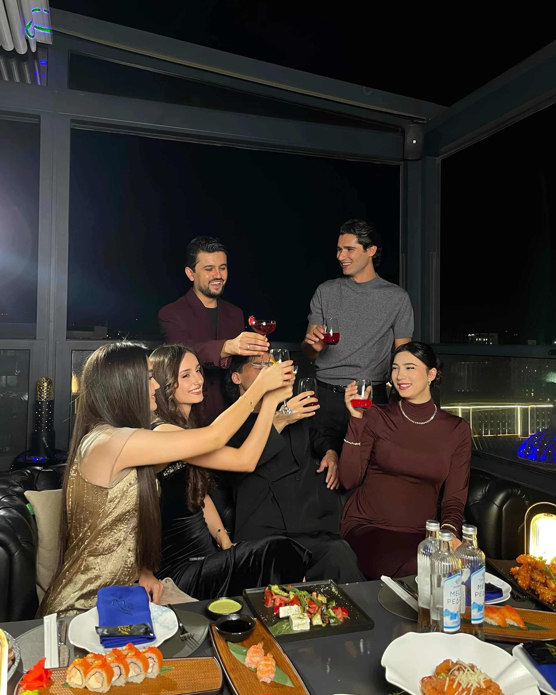 Гости за ужином в SKY Lounge