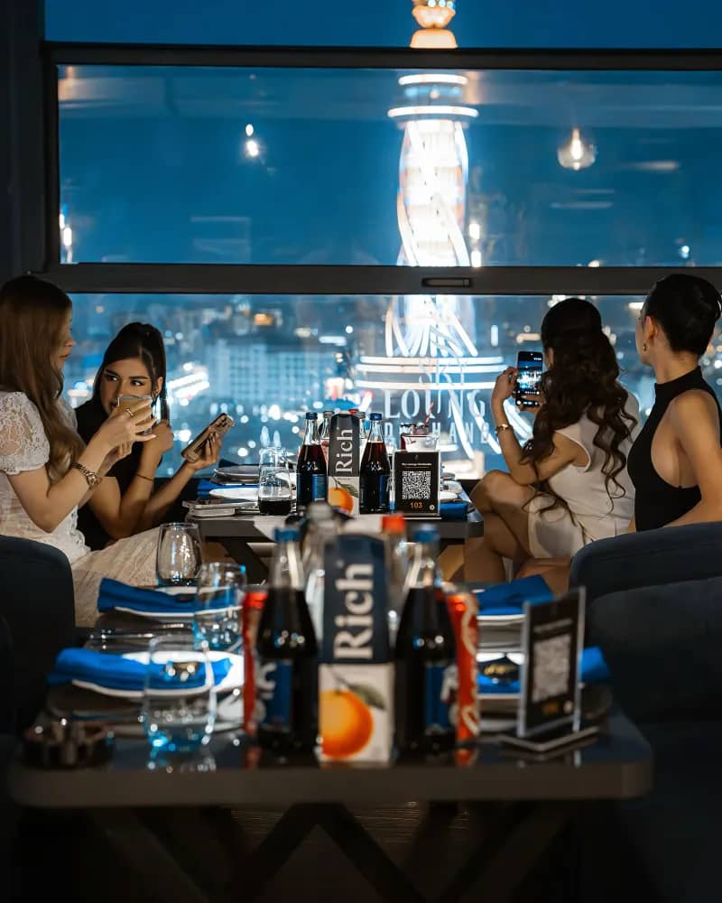 Гости за ужином в SKY Lounge