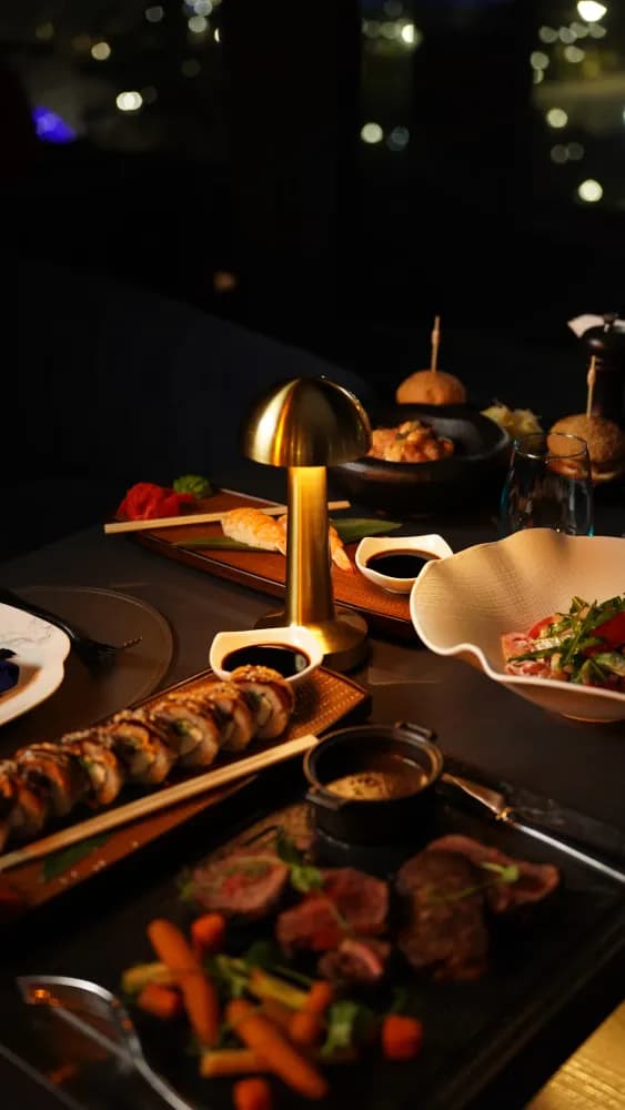 Стол SKY Lounge: суши, мясо и лампа над подачей
